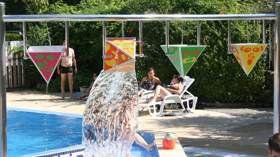 jeux d'eau dans la piscine du Camping du Soleil