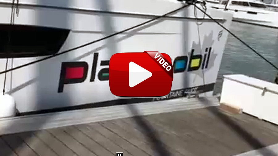 vidéo de la pose du nom du catamaran Playmobil